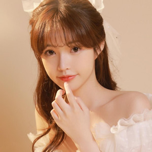 沦为军妓被扒开双腿玩弄
