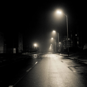 沦为军妓被扒开双腿玩弄
